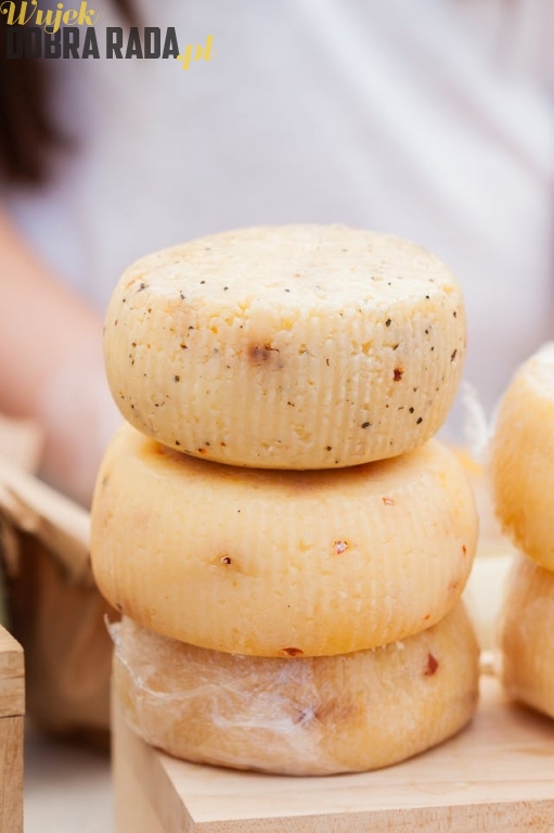 Jak najlepiej przechowywać ser w lodówce?