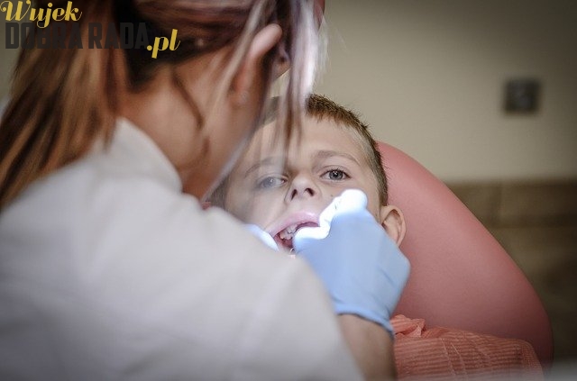 Kiedy udać się z dzieckiem na pierwszą wizytę do stomatologa?