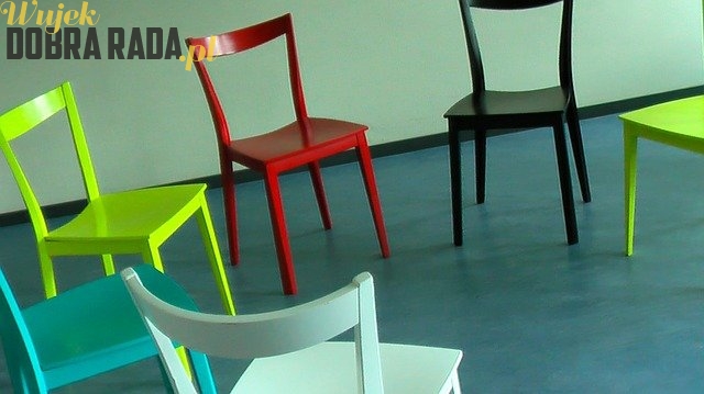 Nowoczesne krzesła z tworzywa do salonu